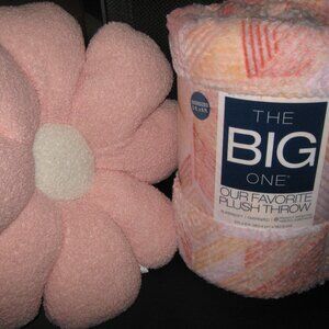 NWT Supersoft Plush Throw and Boucle Shaped Flower Pillow